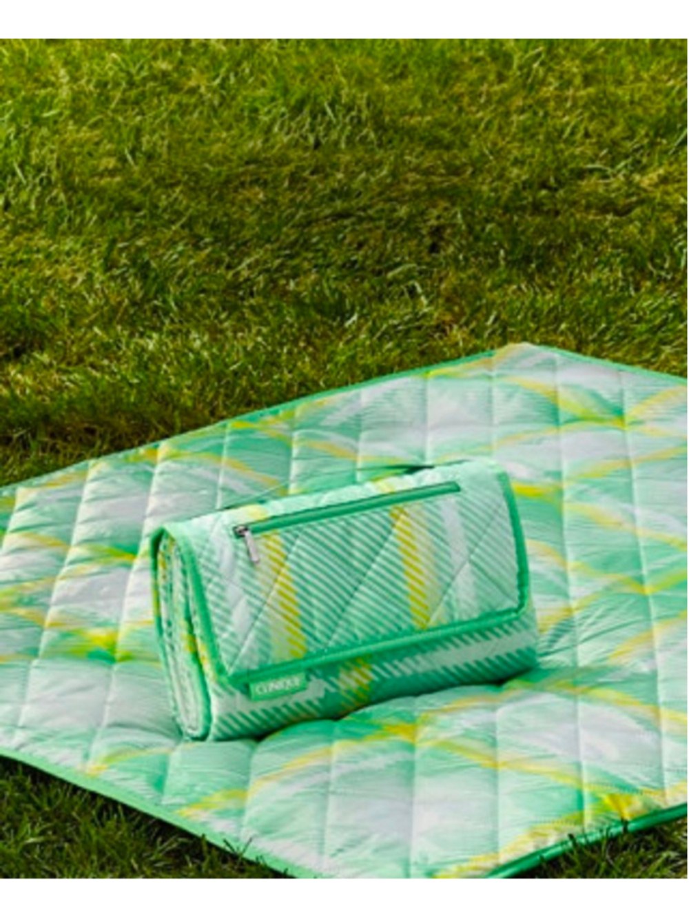 New Clique Green Quilted Padded Travel Picnic Blanket NWOT 4×4